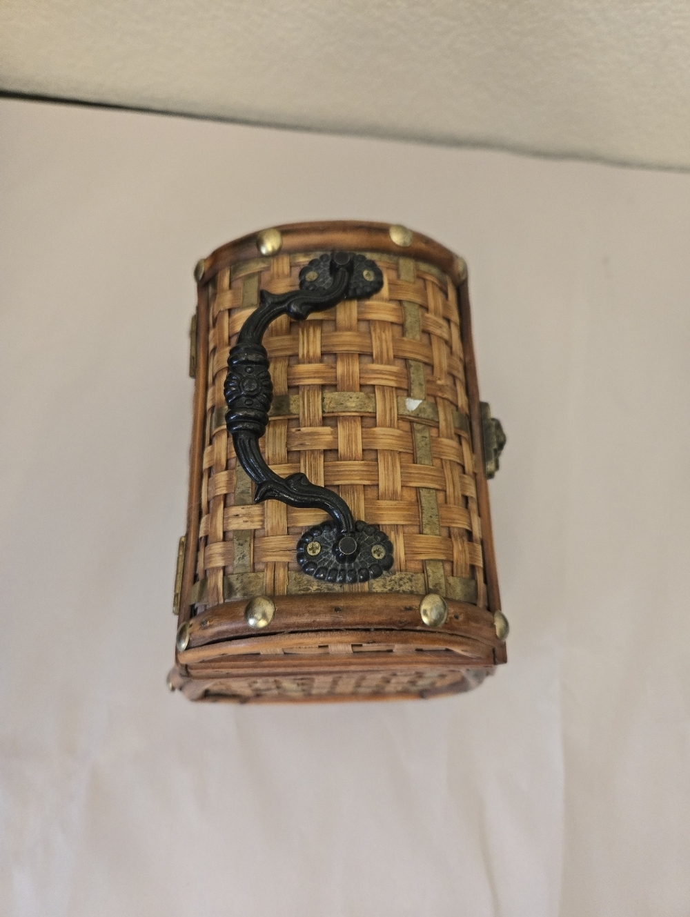 Three Hands Corp Vintage Keepsake Box Wooven Bamboo Brass Accent Latch Front - Picture 5 of 12